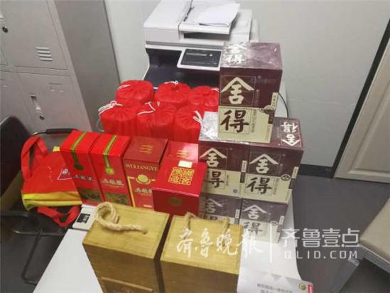 民警展示盜竊物品。