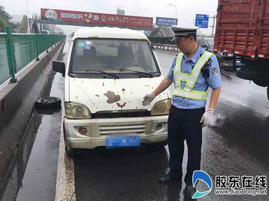 　　報廢車被棄高速路駕駛員不知去向 民警依法拖離