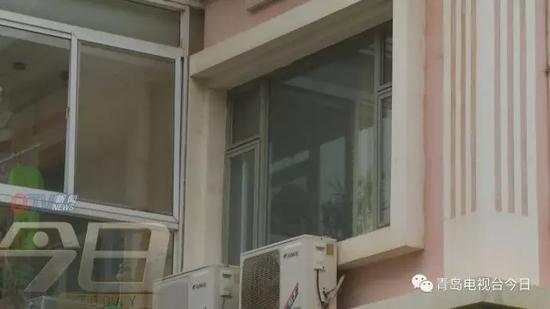 男子家中不穿衣服对面居民很困扰 物业:曾与该小伙子联系过