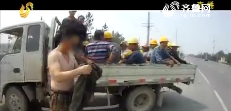 　　交警一数，这辆货车足足超载20人，车上拉的都是淄博周村一处建筑工地的工人。