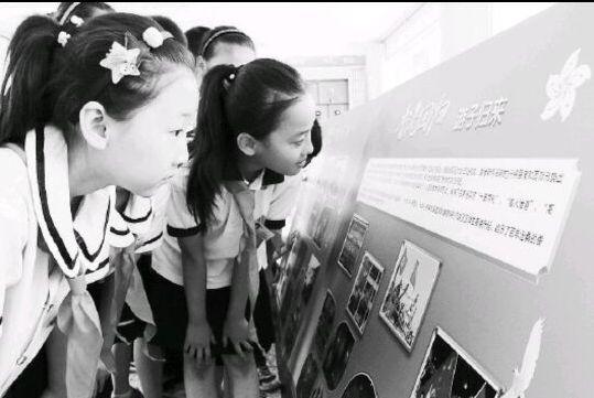 　　□記者　王世翔　通訊員　陳彬　報道　　香港回歸祖國20周年之際,博興縣第一小學的同學們學習了解香港回歸祖國的歷史和進程。