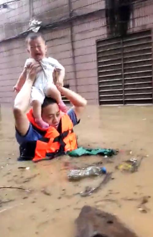 網友們紛紛為這位警察豎起了大拇指,并稱“洪水中,公安托舉著未來與希望!”