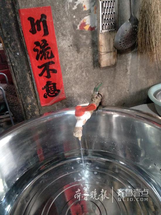 村民家土造自来水几近断流,一天只能接一点水。
