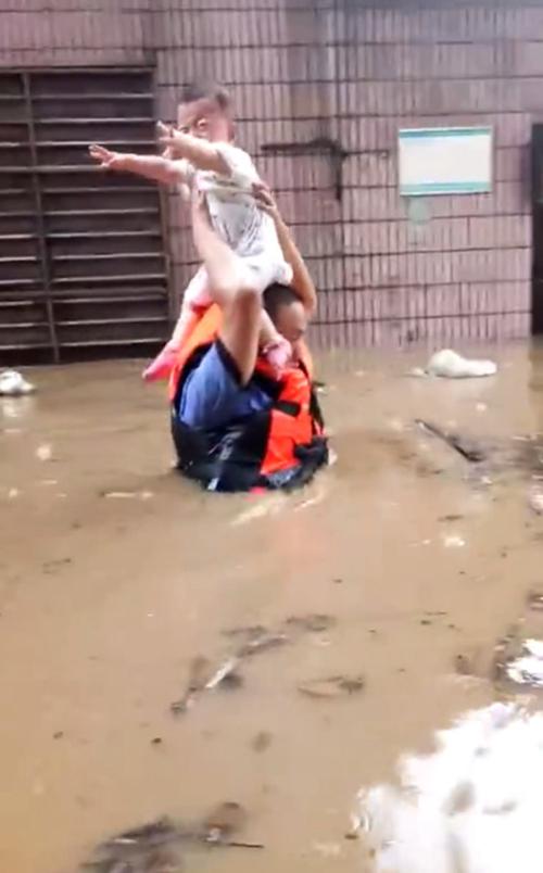 南方連日暴雨牽動著全國人民的心,無數警察、武警消防官兵堅持在抗洪搶險一線。