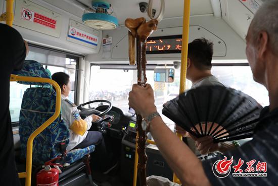 车厢里很热,每次出车前谷冰梅都会提前开窗通风,担心老年人中暑。