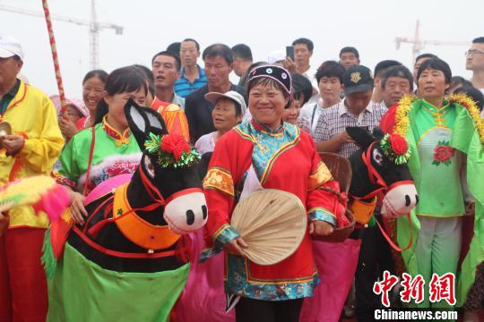 當地人通過扭秧歌等方式慶賀東海龍王誕辰。 張西竹 攝