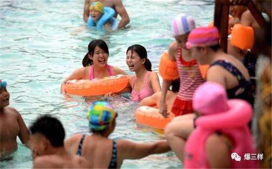 　　7月4日，济南泉水浴场重新开放首日恰逢高温天，接待游客超百人，图片源自济南时报