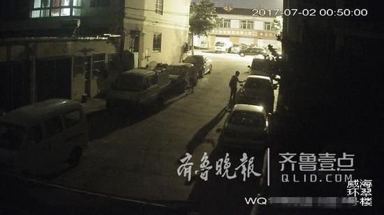 監(jiān)控錄像拍下兩人在淋灑膠水。
