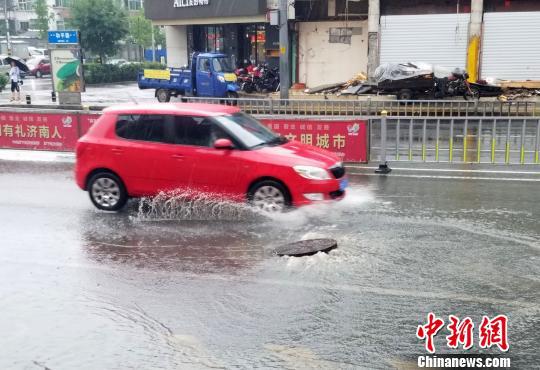 6日上午9时左右，济南突降暴雨，让早高峰的“首堵”陷入瘫痪。　秋歌　摄