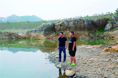 杜星父子二人講述事情經過 通訊員 宋丹丹攝