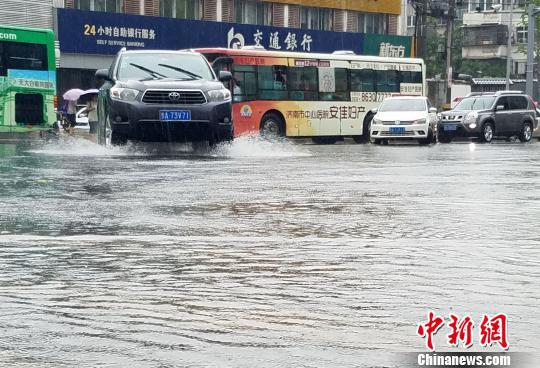 由于雨势过大，济南市区地势低洼的地段出现大面积积水。　秋歌 摄