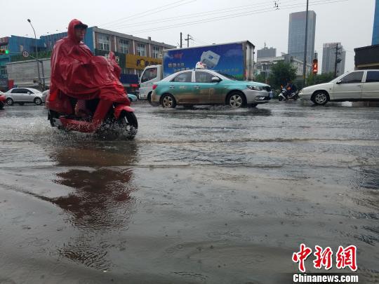 济南市区车辆行人密集，堵车“看海”。　秋歌 摄