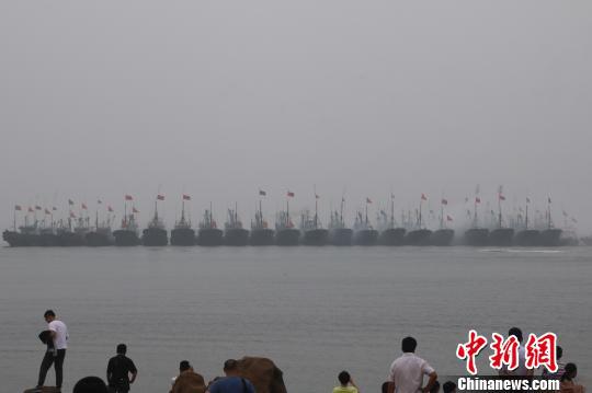 當地漁民駕駛著掛滿紅綢的漁船開啟祭海巡游,駛向主祭壇所在地——海上碑龍王廟。 張西竹 攝