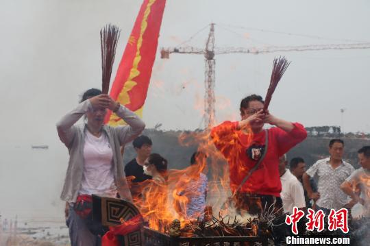 當地人在現場祭拜海神,用古老傳統習俗祈福。 張西竹 攝