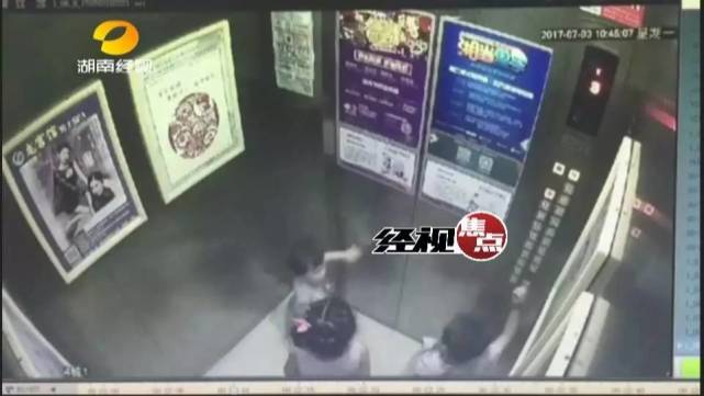 電梯的按鈕原本是在9樓,一個5歲的小男孩跳了幾下,點亮了18樓的按鈕。到達9樓后,三個小孩都出了電梯。