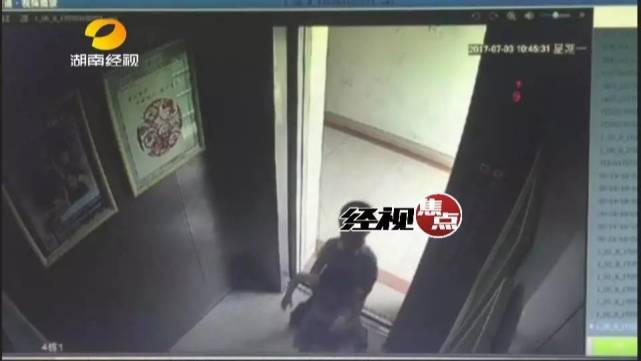 就這樣,兩歲的莉莉被電梯帶到了18樓,走了出去,不久后便發生了墜樓。