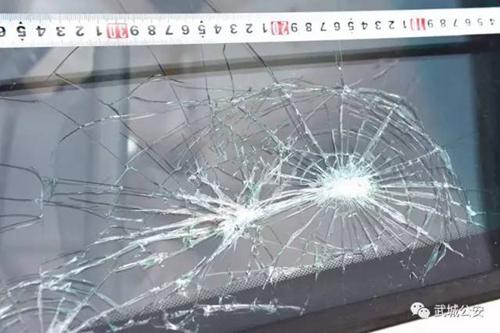 　　被犯罪嫌疑人楊某兵用打氣筒砸裂的警車前擋風玻璃