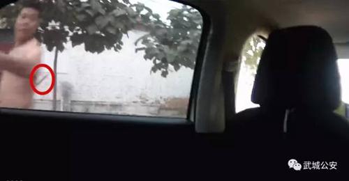 　　犯罪嫌疑人楊某兵手持一把長33cm的管制刀具