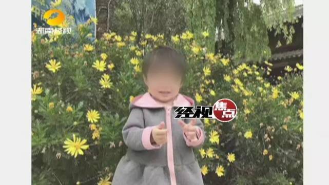 事發之后,小區居民陸續得知此事,大家都非常的心痛,昨天晚上,大家在這里點了蠟燭,自發的為小女孩祈福。