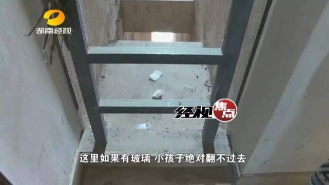 根據電梯監控以及這個護欄情況,大家判斷,莉莉就是從18樓的這個護欄發生墜樓意外。
