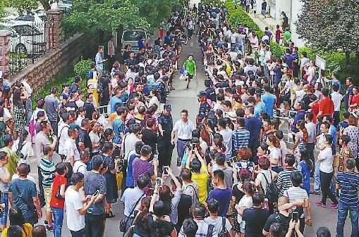　　7月9日，在山东大学中心校区，“小升初”考试热度不减，大批家长在考场外陪考。 记者黄中明 摄