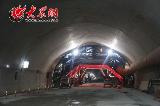 　　“山東第一隧”漿水泉隧道洞內施工