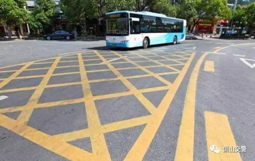 黄色网格线是一种地面交通指示标志,黄色方形边框,内有交叉网格状线条。