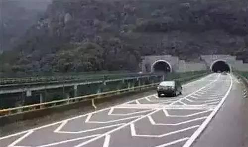 在隧道口,我们会看见这种标线。它一般开始于隧道外,一直延伸到隧道内,是提醒你减速慢行的标志!
