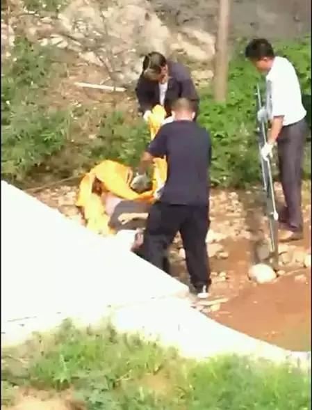 經過對尸體的進一步檢驗,確定死者為柏某君,系他殺,發現尸體的地點為拋尸現場,隨后民警立即對案件展開調查。