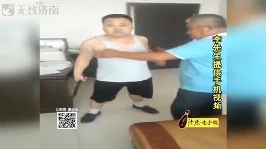 村书记暂时被拉开了，而李先生提供的另一段视频显示，他坐在沙发上拍着视频，一名妇女拿着酒瓶又对他进行了袭击。