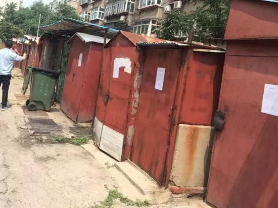 院内居民介绍,楼前的路本就不宽,被圈占了一排后,消防车都进不来,生活极其不便。