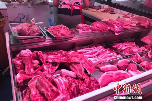 　　北京西城区露园百姓生活服务中心的猪肉销售摊贩。中新网 种卿 摄