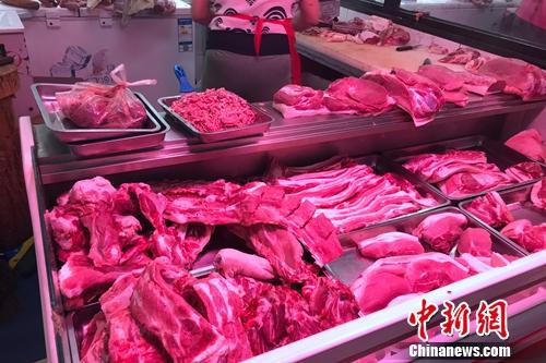 北京西城區露園百姓生活服務中心的豬肉銷售攤販。中新網 種卿 攝
