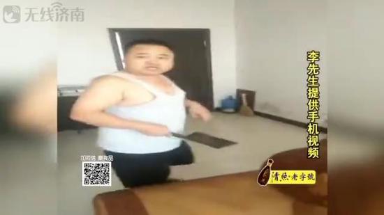李先生告訴記者，沒(méi)想到他拿起手機(jī)拍視頻的舉動(dòng)引起了村書(shū)記的不滿(mǎn)，將矛頭引到了自己身上。