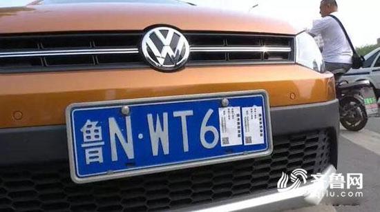 民警询问得知,驾驶员曾把车辆停在新湖路一个店铺的门口,通过调取该店铺楼上的监控,民警终于查清了事情的真相。