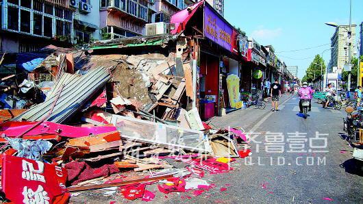 山师北街小吃街违建拆除现场。齐鲁晚报·齐鲁壹点 记者　周青先　摄