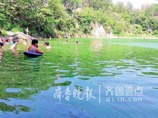 溺亡事故刚刚发生,砚池里仍然有很多泳客。齐鲁晚报·齐鲁壹点记者朱文龙 摄