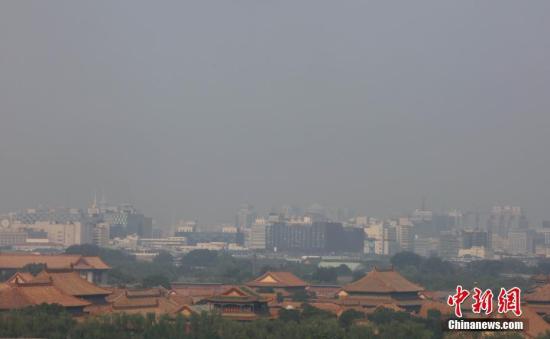 　　7月13日，高温、高湿度空气笼罩下的北京城区依旧处在高温黄色预警中，当日预报最高气温为36℃。 中新社记者 杨可佳 摄