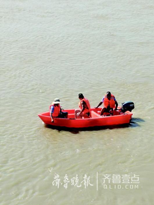 11日,菏泽市东平县发生一起溺亡事件,救援人员正在搜救。