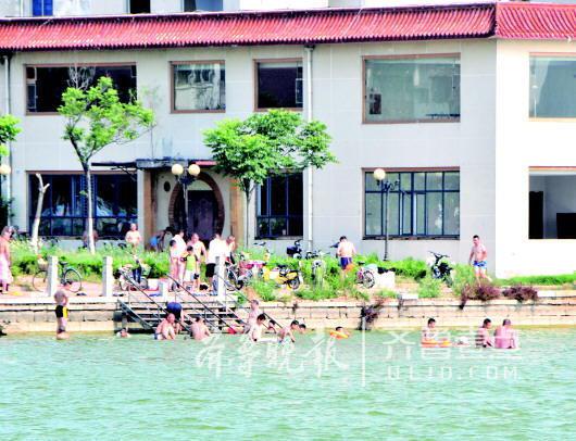 　　12日,聊城东昌湖里,很多市民在游泳乘凉。齐鲁晚报·齐鲁壹点记者邹俊美 摄