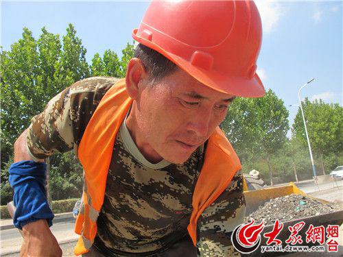 　　市政工人專注于手上的鐵锨