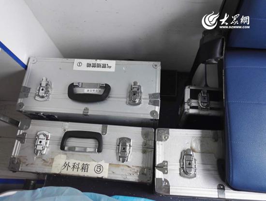 出急诊必备的四个急诊箱。