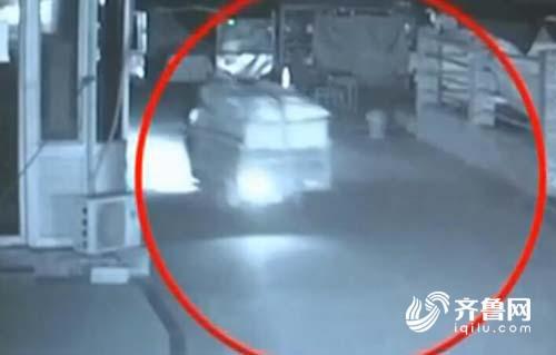 監控視頻中顯示姚某盜竊的三輪車