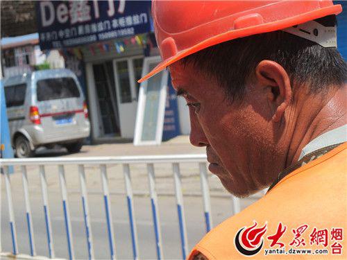 　　市政工人的汗順著臉頰不停地流下來