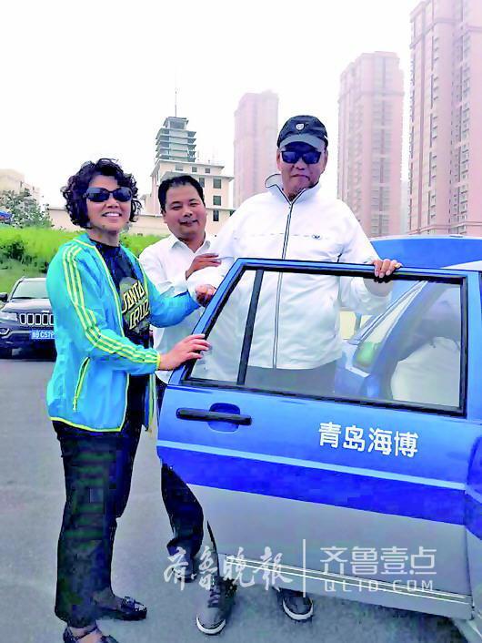 熱心的哥與患者在一起。 受訪者供圖