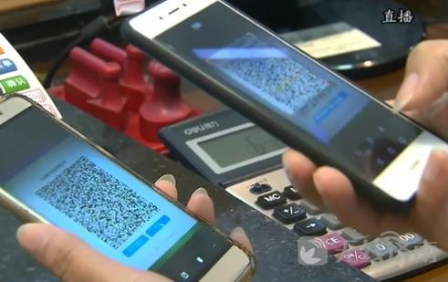 陳兆強(qiáng)告訴記者，他今天過(guò)來(lái)給單位采購(gòu)襯衣，第一次用這個(gè)軟件，以前開(kāi)發(fā)票有些信息輸不準(zhǔn)，這樣又快又準(zhǔn)確。
