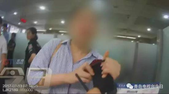 安檢人員:“這里,嚴禁攜帶標識不清的充電寶,這是有一條規(guī)定,你留個地址我?guī)湍惆l(fā)個快遞。”