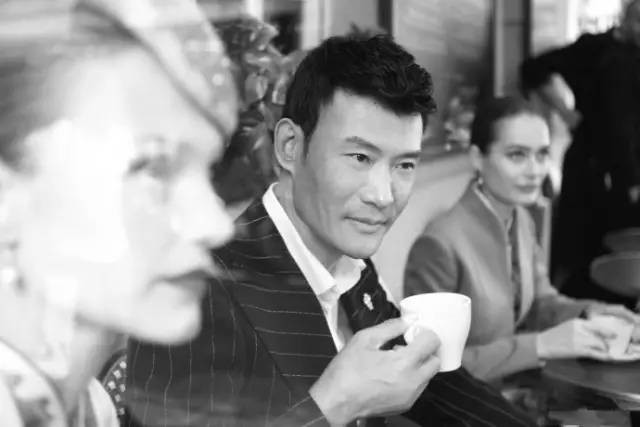 先生的教誨,對他后來的服裝設(shè)計(jì),