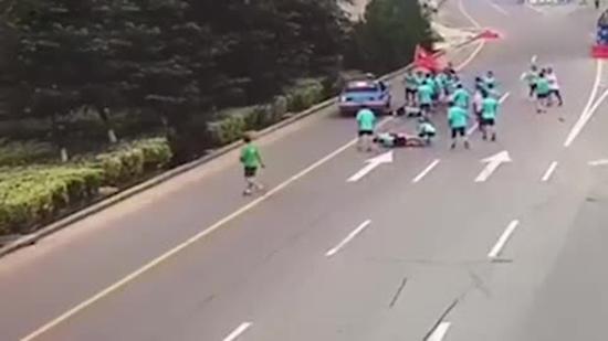 7月8日，临沂山鹰户外旗下“涑河黎明健跑队”晨跑遭遇事故，一死两伤，引起多方关注。