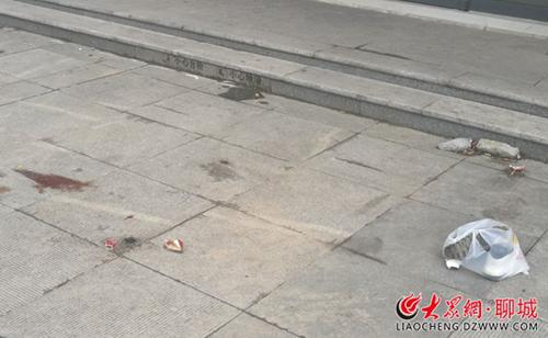 　　该女子遗留在现场的血迹和鞋子 大众网记者 李长振 摄
